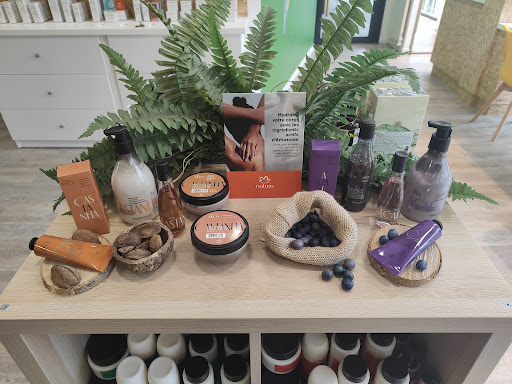 Le Centre vous propose des soins de beauté et de coiffure haut de gamme avec un concept store associant la vente de produits cosmétiques et d’accessoires de mode en provenance du Brésil.