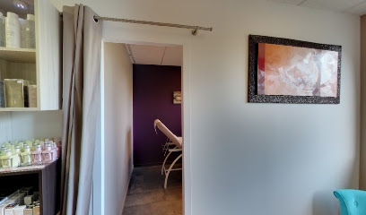 Sophie est heureuse de vous accueillir dans son espace détente pour vivre une belle expérience humaine.