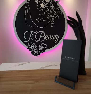 Retrouvez-nous dans notre institut et bénéficiez du savoir faire et des conseils de nos spécialistes en maquillage
