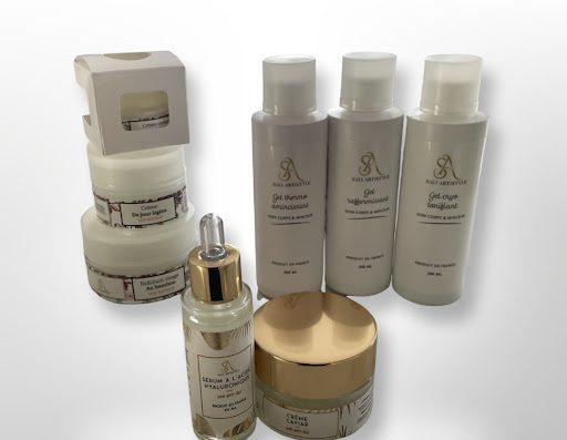 Retrouvez tout nos produits de beauté bio Saliartistyle pour la femme ainsi que toutes nos prestations afin de mettre en avant vos atouts naturels.