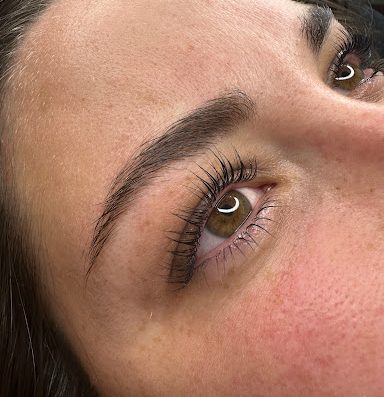 Studio privé à Valence dans la Drôme. Maquillage Permanent.  Sourcils. Cils. Lèvres. Paula Alves Studio. Dermopigmentation. Eyes. Intralach. Soft Liner