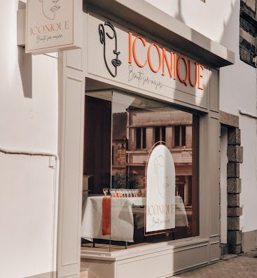 ICONIQUE vous propose dess soins personnalisés et sur-mesure afin de vous offrir une expérience unique et précieuse et vous garantir les meilleurs résultats.