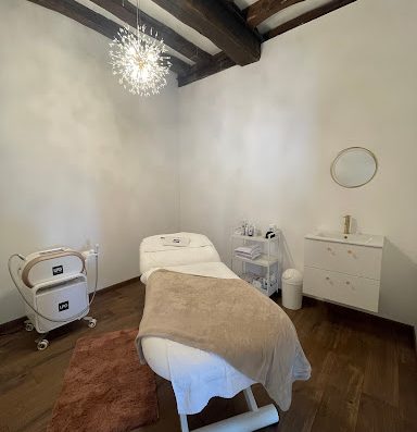Bloom Beauty Institut vous accueille dans une ambiance cosy et apaisante au 4 Rue du Lycée à Semur-en-Auxois pour un moment de détente et de soins.