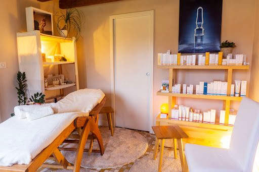 L’institut de beauté bio et bien être Fabienne Gabard est un espace de soin sur rendez-vous. Les Soins sont pratiqués avec les produits bio Dr. Hauschka.