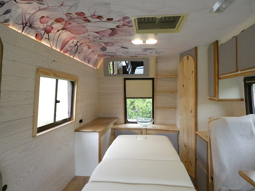 Lilabelleesthétique vous accueil dans son institut de beauté mobile qui se balade dans les Combraille et aux alentours de Jozerand en proposant des soins de beauté et de bien-être.