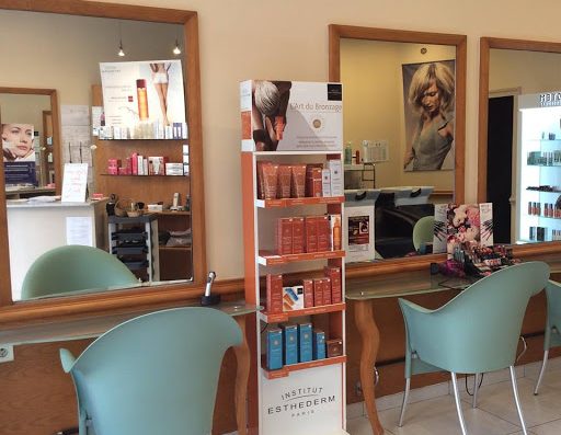 Poussez les portes de notre salon de coiffure et beauté Espace beauté - Rachel Genty coiffure et esthétique installé à Mâcon et découvrez un lieu de beauté et de détente où l’on se sent bien.