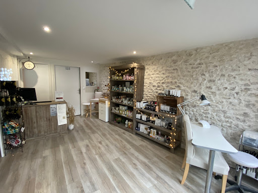 Chloe'Vasion met tout son savoir-faire pour vous prodiguer les soins nécessaires à votre détente et votre beauté. Venez découvrir nos prestations.