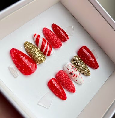 Destination l'élégance - press on nails/faux ongles personnalisables et réutilisables. Découvrez aussi notre collection de bijoux en acier inoxydable.