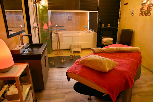 Notre équipe d’esthéticiennes à notre institut de beauté à Pontarlier vous guide dans votre routine beauté et bien-être.