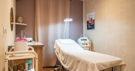 Bienvenue à l'institut de beauté L'Atelier Beauté à Saint-Étienne-des-Oullières. Je serais heureuse de vous accueillir et prendre soin de vous dans mon salon dédié à la beauté et la détente.