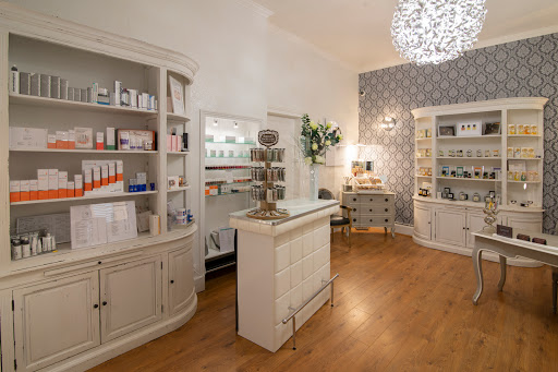 Accordez-vous un temps de pause dans notre institut de beauté pour faire le plein d’énergie dans un cadre reposant et élégant. Esthéticienne