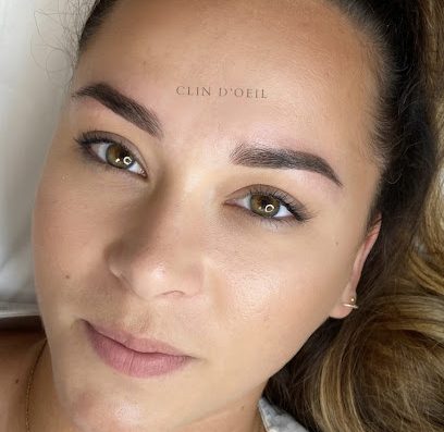Découvrez le maquillage permanent naturel chez Clin d'oeil. Des produits de qualité pour un résultat durable et satisfaisant.