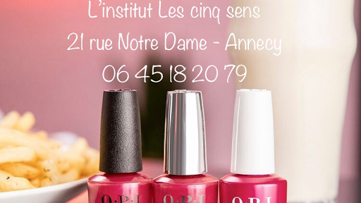 Les Cinq Sens sur Annecy se joint au salon de coiffure Le Secret . vous propose une large gamme de couleurs de vernis semi-permanents OPI.